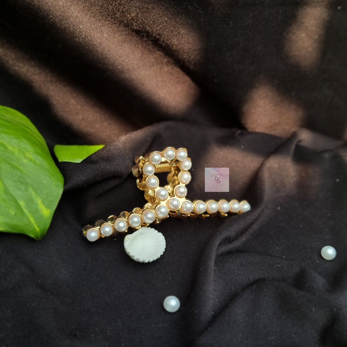 Golden metal pearl Hair claw