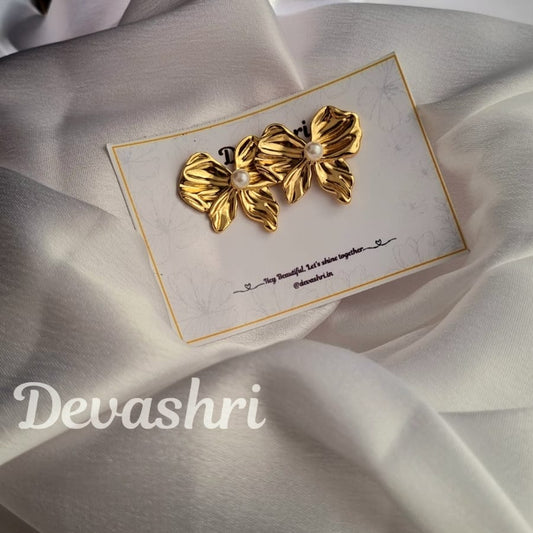 Bella's Pearl Bow Earring