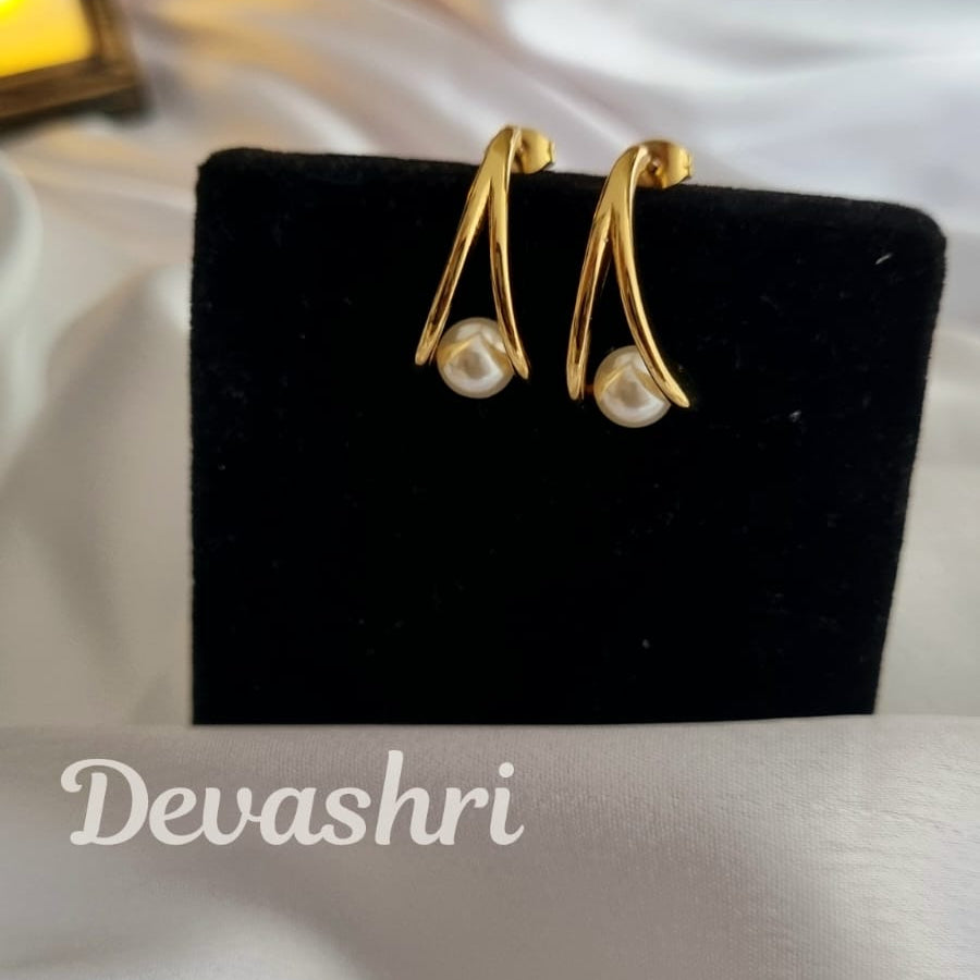 Twirl Pearl Earring