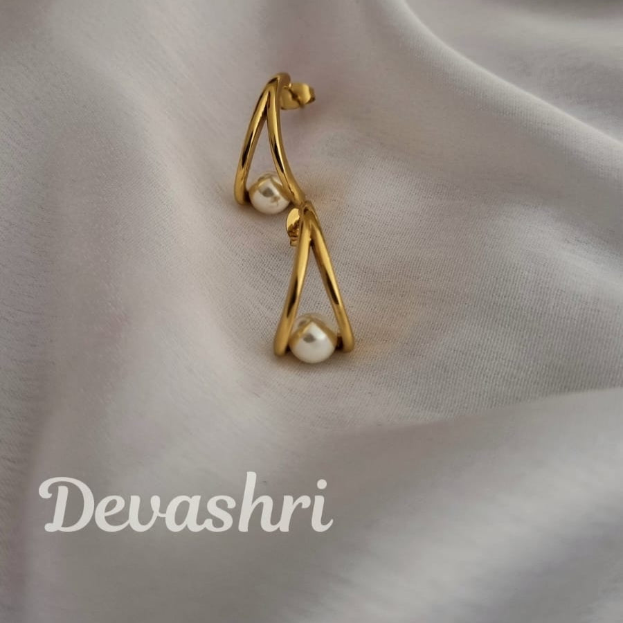 Twirl Pearl Earring