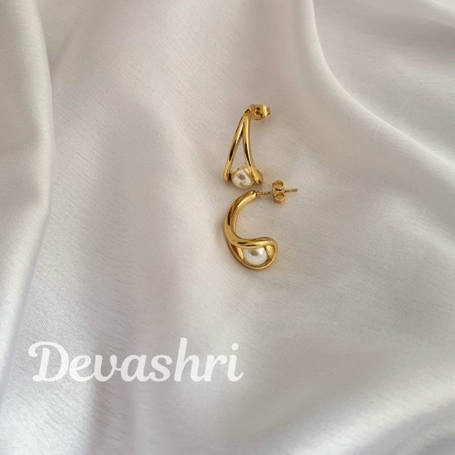 Twirl Pearl Earring