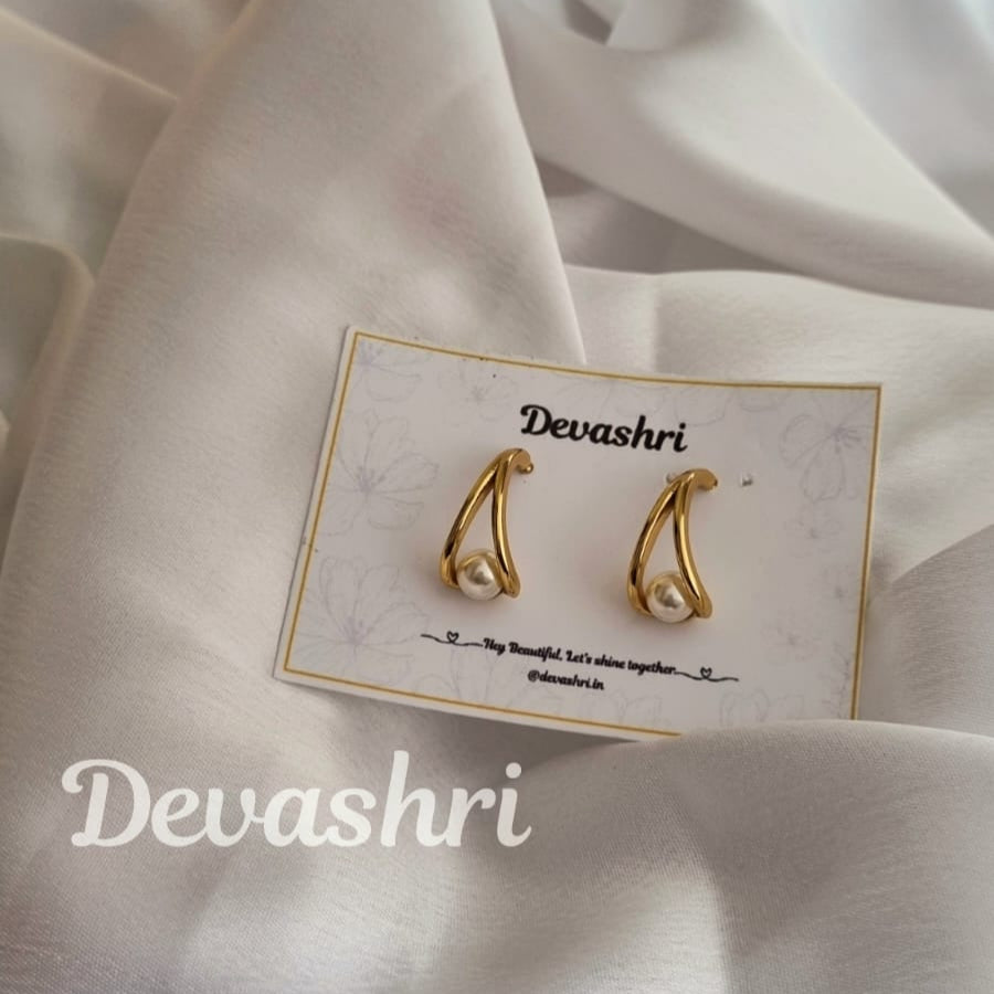 Twirl Pearl Earring