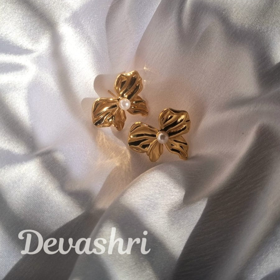 Bella's Pearl Bow Earring