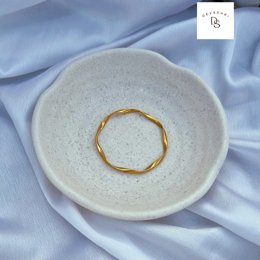 Wavy bangle