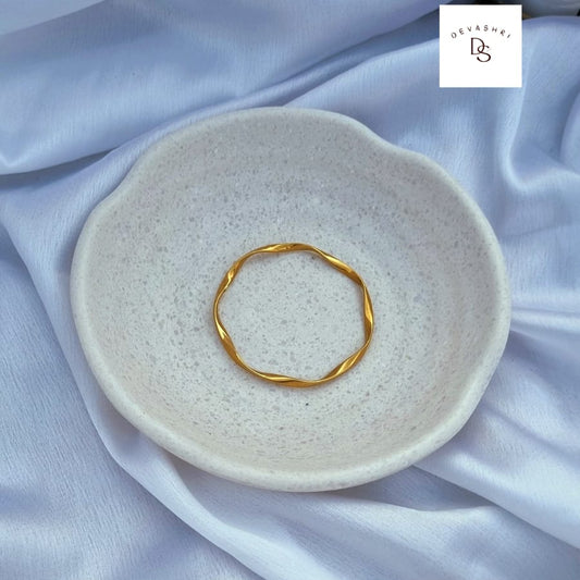 Wavy bangle