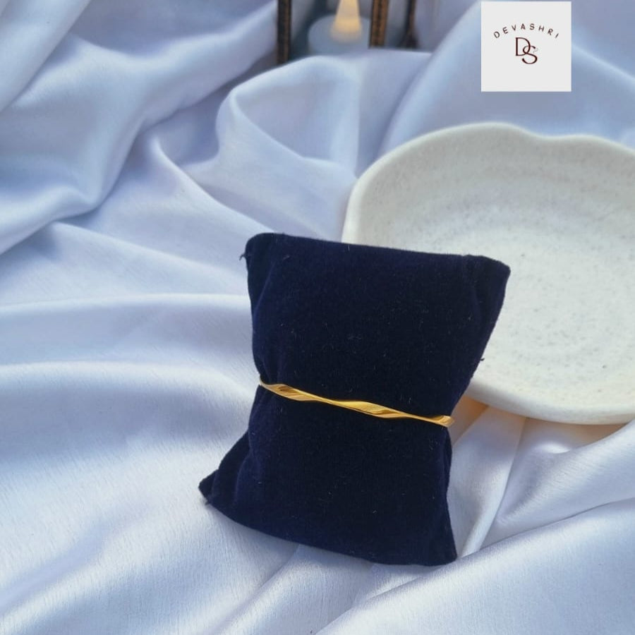 Wavy bangle