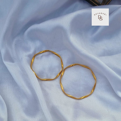 Wavy bangle