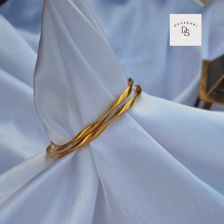 Wavy bangle