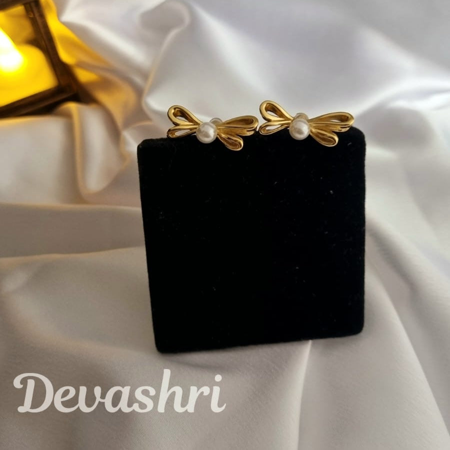 Pearl Bowsie Earring