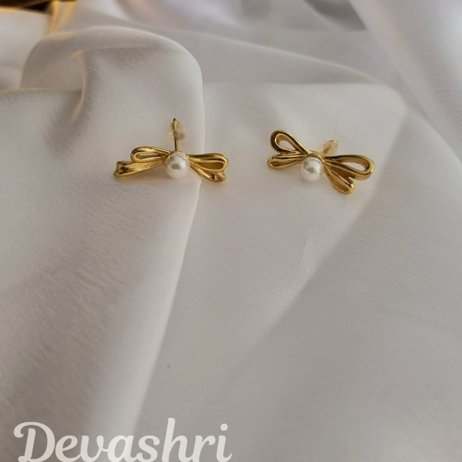 Pearl Bowsie Earring