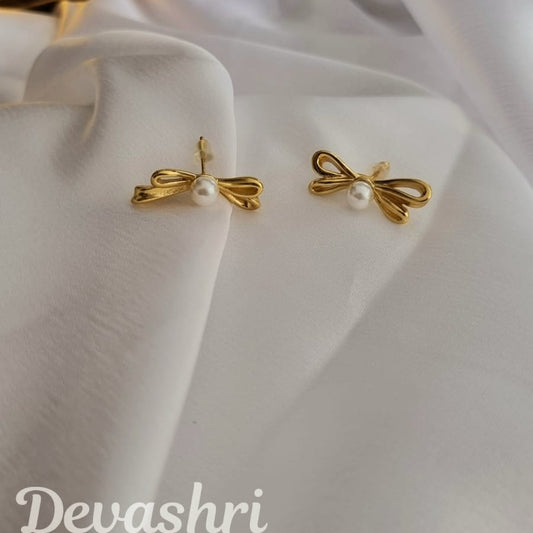 Pearl Bowsie Earring