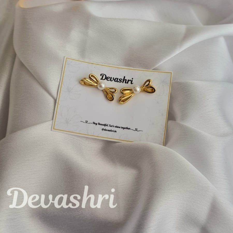Pearl Bowsie Earring