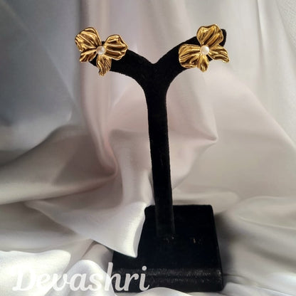Bella's Pearl Bow Earring