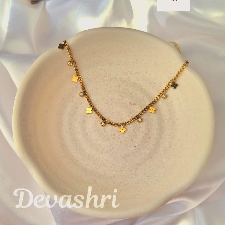 Golden Twinkle Clover Necklace