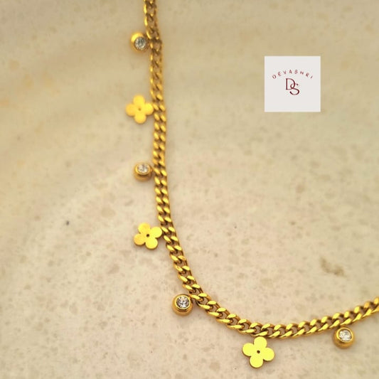 Golden Twinkle Clover Necklace