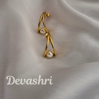 Twirl Pearl Earring