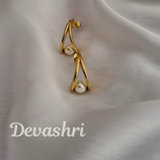 Twirl Pearl Earring