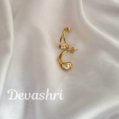 Twirl Pearl Earring